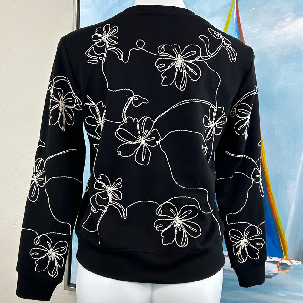 T TAHARI Sweatshirt 3D Embroidered flowers size small - Picture 4 of 7